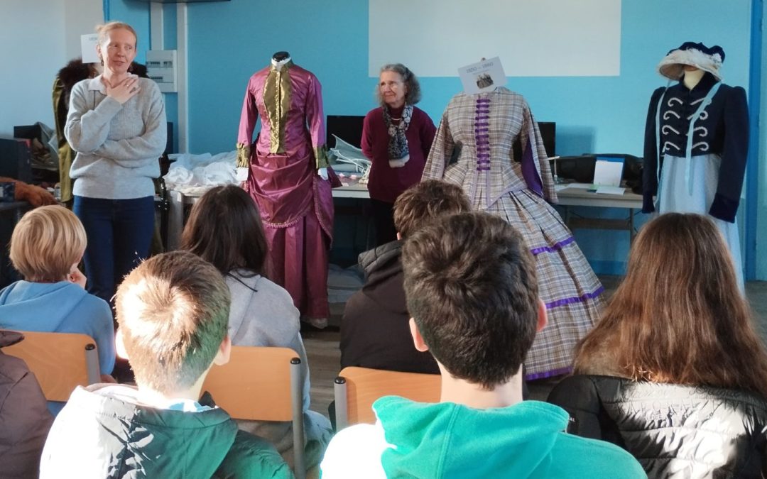 Un cours en costumes